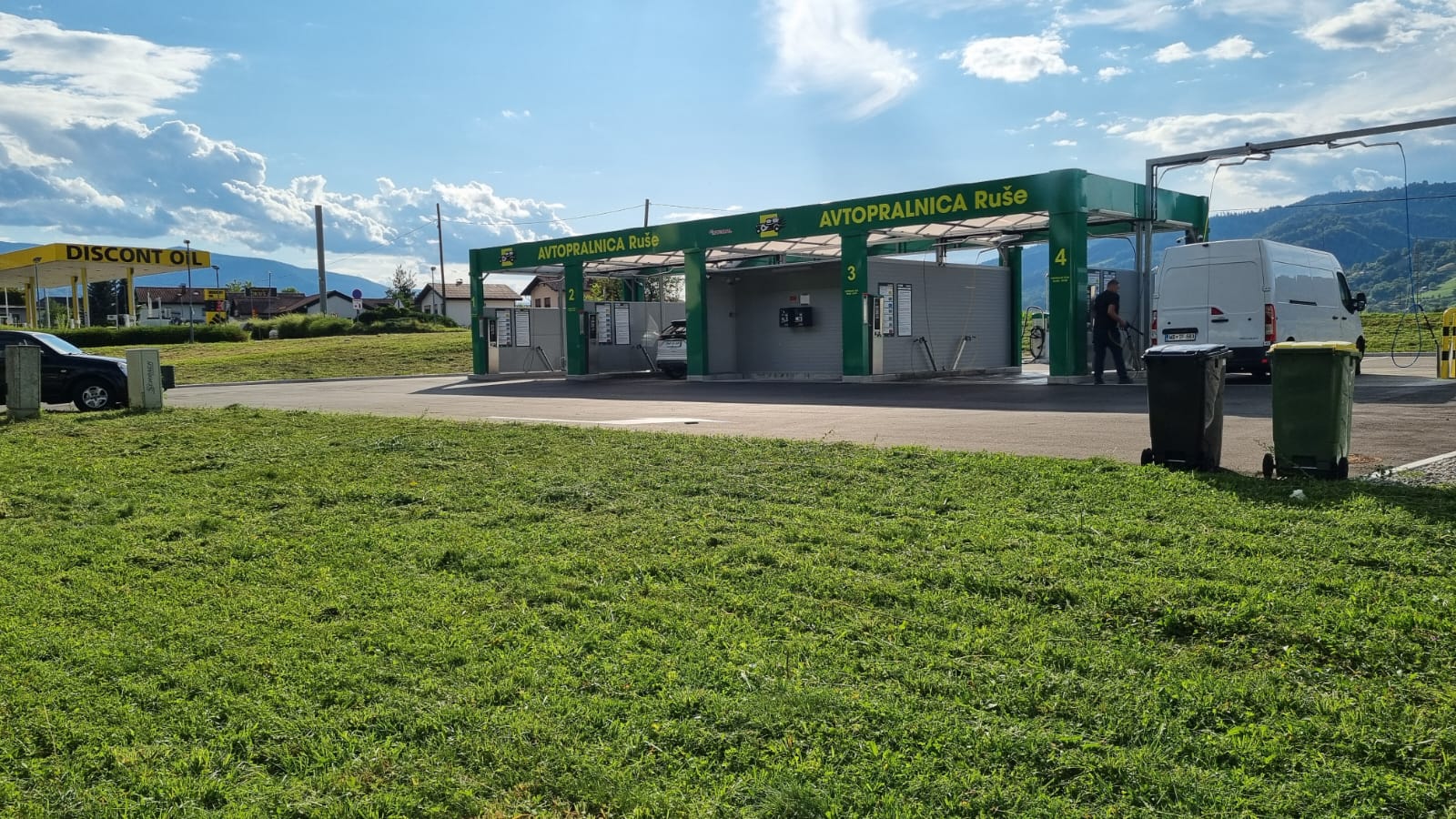 Urejena okolica poslovnega objekta